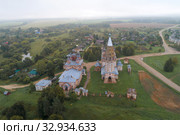 Вид на две заброшенные старинные православные церкви туманным сентябрьским утром (аэросъемка). Село Парское. Ивановская область, Россия (2019 год). Стоковое фото, фотограф Виктор Карасев / Фотобанк Лори