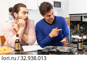 Men do not know how to repair a computer. Стоковое фото, фотограф Яков Филимонов / Фотобанк Лори