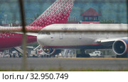 Airplane taxiing before departure (2017 год). Редакционное видео, видеограф Игорь Жоров / Фотобанк Лори