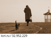 Nostalgia. The pensive woman and the cat leave with their backs to the camera. Грустная женщина и кот уходят. Стоковое фото, фотограф Владимир Литвинов / Фотобанк Лори