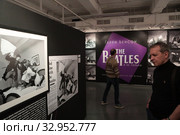Фотовыставка Гарри Бенсон "THE BIATLES" в галерее братьев Люмьер (2020 год). Редакционное фото, фотограф Дмитрий Неумоин / Фотобанк Лори
