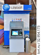 Doha, Qatar - Nov 18. 2019. ATM of QIB Bank in Doha City Center. Редакционное фото, фотограф Володина Ольга / Фотобанк Лори