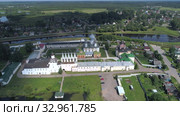 Вид на Тихвинский Успенский монастырь июльским днем (аэросъемка). Ленинградская область, Россия (2018 год). Стоковое видео, видеограф Виктор Карасев / Фотобанк Лори