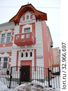 Двухэтажный дом (построен в 1900 году для присяжного поверенного Сергея (Соломона) Ефремовича Лиона, сына кишиневского купца). Улица Дарвина, 6. Город Калуга. Калужская область. Россия (2011 год). Стоковое фото, фотограф lana1501 / Фотобанк Лори