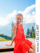 Beautiful happy little girl in mountains in the background of fog. Стоковое фото, фотограф Дмитрий Травников / Фотобанк Лори