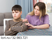 Mother and offended son arguing in domestic interior. Стоковое фото, фотограф Яков Филимонов / Фотобанк Лори
