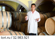 taster of winery with wine in cellar. Стоковое фото, фотограф Яков Филимонов / Фотобанк Лори