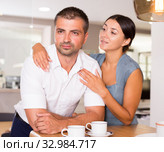 Girl apologizing to offended boyfriend. Стоковое фото, фотограф Яков Филимонов / Фотобанк Лори