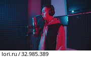 A man rapper gesticulates to start the record. Стоковое видео, видеограф Константин Шишкин / Фотобанк Лори