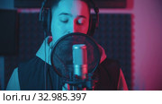 A man rapping in the studio and recording his track. Стоковое видео, видеограф Константин Шишкин / Фотобанк Лори