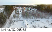 Aerial view at small village with summer cottages in northern Karelia in Russia. Countryside covered with snow at winter season (2020 год). Стоковое видео, видеограф Кекяляйнен Андрей / Фотобанк Лори