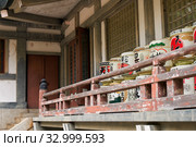 Kazaridaru - the decoration sake barrels near a Shinto shrine. Osaka. Japan (2019 год). Редакционное фото, фотограф Сергей Пристяжнюк (Serg Zastavkin) / Фотобанк Лори