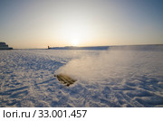 Канализационный люк на сильном морозе. Пары, испарение на холоде. Стоковое фото, фотограф Яковлев Сергей / Фотобанк Лори