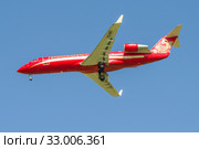 Самолет Bombardier CRJ-200ER (VQ-BFI) авиакомпании "Руслайн" на глиссаде перед посадкой в аэропорту Пулково (2019 год). Редакционное фото, фотограф Виктор Карасев / Фотобанк Лори