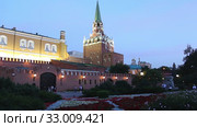 Alexander Garden near the Kremlin, Moscow, Russia (at night) (2020 год). Редакционное видео, видеограф Владимир Журавлев / Фотобанк Лори