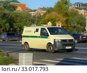 Автомобиль службы инкассации Сбербанка России. Профессиональная улица.  Город Дмитров. Дмитровский район. Московская область. Россия (2014 год). Редакционное фото, фотограф lana1501 / Фотобанк Лори