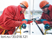 facade glass window installation. Building glasing construction work. Стоковое фото, фотограф Дмитрий Калиновский / Фотобанк Лори