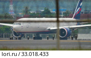 Airplane taxiing before departure (2017 год). Редакционное видео, видеограф Игорь Жоров / Фотобанк Лори