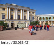 Барабанщицы оркестра "Виват, Россия!", в исторической форме гусар 1813 г., на фестивале ”Императорский букет”. Павловск. (2014 год). Редакционное фото, фотограф Сергей Афанасьев / Фотобанк Лори