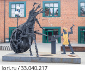 Тула, пространство "Ликёрка Лофт". Скульптурная композиция "Укрощение блохи" (2019 год). Редакционное фото, фотограф Наталья Николаева / Фотобанк Лори