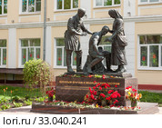 Тула, проспект Ленина, 89. Памятник военным врачам и медицинским сестрам. У подножия лежат цветы (2019 год). Редакционное фото, фотограф Наталья Николаева / Фотобанк Лори