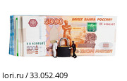 Люди куклы с российскими бумажными купюрами рядом с замком. Изолировано на белом фоне. Стоковое фото, фотограф Элина Гаревская / Фотобанк Лори