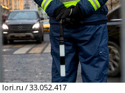 Инспектор стоит на посту на перекрестке на Красной площади в центре города Москвы и обеспечивает безопасность движения на дороге, Россия (2020 год). Редакционное фото, фотограф Николай Винокуров / Фотобанк Лори