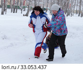 Пара веселых женщин бегут и везут везут санки. В парке Зимние забавы (2020 год). Редакционное фото, фотограф Анатолий Матвейчук / Фотобанк Лори