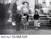 Семья на фоне красивого фонтана. Редакционное фото, фотограф Retro / Фотобанк Лори