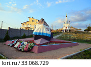 Братская могила воинов 30 береговой батареи и 95 cтрелковой дивизии и храм-часовня Новомучеников и исповедников Церкви Русской. Любимовка, Севастополь, Крым (2019 год). Редакционное фото, фотограф Александр Замараев / Фотобанк Лори