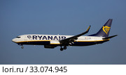 Ryanair airliner on final approach to El Prat Airport (2020 год). Редакционное фото, фотограф Яков Филимонов / Фотобанк Лори