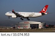 Barcelona, Spain - January 24, 2020: Plane Turkish Airlines airline lands on the runway in an aeroport El Prat city of Barcelona. Редакционное фото, фотограф Яков Филимонов / Фотобанк Лори
