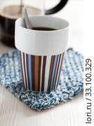 Hot coffee and plunger. Стоковое фото, фотограф Elina Manninen / PantherMedia / Фотобанк Лори