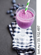 Blueberry milk smoothie. Стоковое фото, фотограф Elina Manninen / PantherMedia / Фотобанк Лори