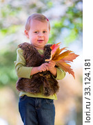 cute little girl with autumn leaves. Стоковое фото, фотограф Mariusz Blach / PantherMedia / Фотобанк Лори