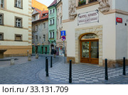 Улица Карлова в историческом центре города (Старе-Место), Прага, Чехия (2019 год). Редакционное фото, фотограф Ольга Коцюба / Фотобанк Лори