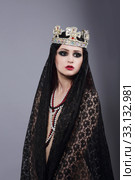 Enchantress.Wizard in Ancient Mantle and Crown. Стоковое фото, фотограф Iryna Hramavataya / PantherMedia / Фотобанк Лори