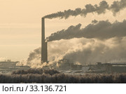 Огромный завод. Дым из труб. Фабрика на фоне природы. Стоковое фото, фотограф Яковлев Сергей / Фотобанк Лори