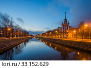 Колпино. Санкт-Петербург. Дом с башней и Комсомольский канал (2020 год). Редакционное фото, фотограф Литвяк Игорь / Фотобанк Лори