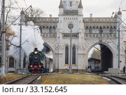 Петродворец. Ретропаровоз на фоне Готического вокзала - станции Новый Петергоф (2019 год). Редакционное фото, фотограф Литвяк Игорь / Фотобанк Лори