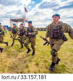 Russia, Samara, June 2019: young paratroopers at demonstrations in full combat gear. Редакционное фото, фотограф Акиньшин Владимир / Фотобанк Лори