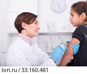 Doctor makes injection girl. Стоковое фото, фотограф Яков Филимонов / Фотобанк Лори
