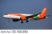 EasyJet OE-IVT Airbus landing in El Prat Airport in Barcelona (2020 год). Редакционное фото, фотограф Яков Филимонов / Фотобанк Лори