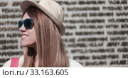 Stylish Young Pretty Woman Looking to the Left. Стоковое фото, фотограф Piotr Stryjewski / PantherMedia / Фотобанк Лори