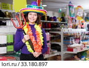 Portrait of laughing comically dressed girl. Стоковое фото, фотограф Яков Филимонов / Фотобанк Лори