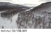 Южный Урал. Башкирское село Макарово в горах зимой. Southern Urals. Bashkir village of Makarovo in the mountains in winter. Aerial view. (2020 год). Стоковое видео, видеограф Евгений Романов / Фотобанк Лори
