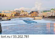 Вид на Лужков мост (Третьяковский мост) и Водоотводный канал. Зимний вечер. Москва (2020 год). Редакционное фото, фотограф E. O. / Фотобанк Лори