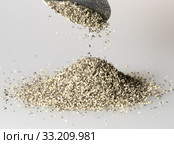 Black Pepper Falling from Tablespoon. Стоковое фото, фотограф Niklas Emmoth / PantherMedia / Фотобанк Лори