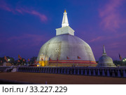 Древнюя дагоба Ruwanweli Maha Seya в вечерних сумерках. Анурадхапура, Шри-Ланка (2020 год). Стоковое фото, фотограф Виктор Карасев / Фотобанк Лори