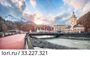 Роза Хутор View of the shops, cafe, tower, river in Rosa Khutor (2018 год). Редакционное фото, фотограф Baturina Yuliya / Фотобанк Лори